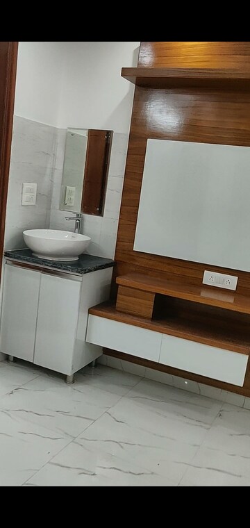 Furnished Amenities in 3 BHK Builder Floor at Viswakarma Colony – for Sale