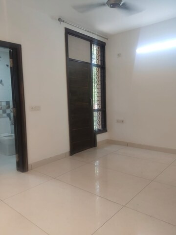 Room in 4 BHK Apartment at Parjapat Colony – for Rent
