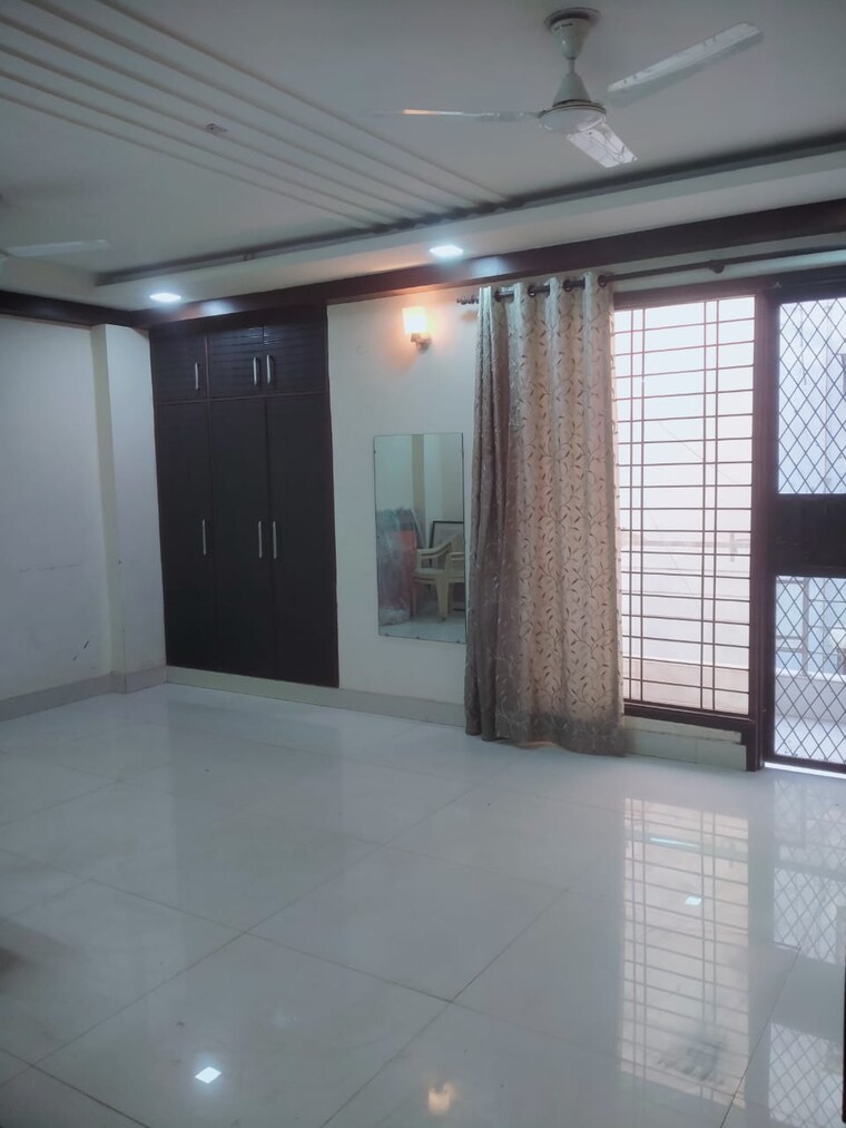 Room, paryavaran complex 4 Bedroom 200 Sq.Yd. Builder Floor In Paryavaran Complex Delhi 8611777