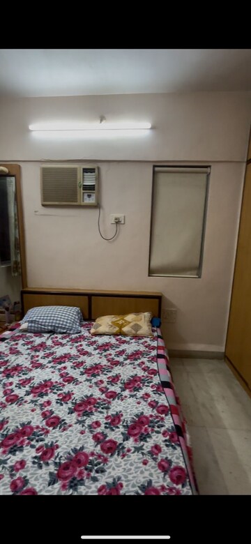 Bedroom in 3.5 BHK Apartment at Dadar West – for Rent