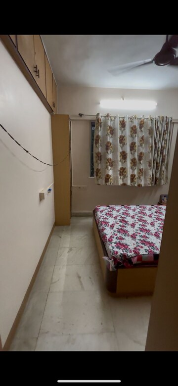 Bedroom in 3.5 BHK Apartment at Dadar West – for Rent