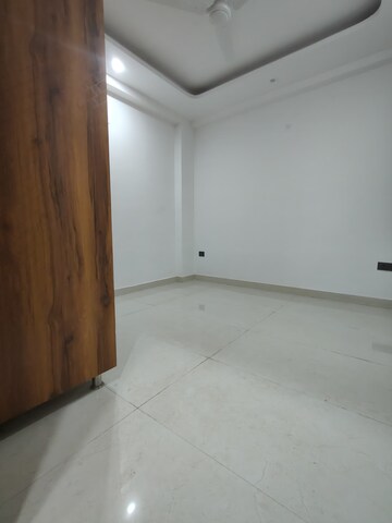 Room in 3 BHK Apartment at Chattarpur – for Rent