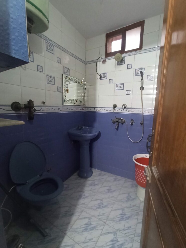 Bathroom, paschim vihar 2 Bedroom 800 Sq.Ft. Apartment In Paschim Vihar Delhi 8612161