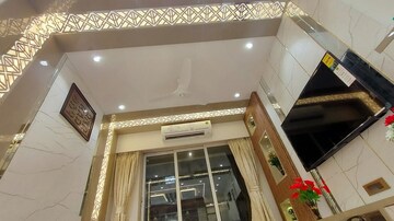 Room in 2 BHK Apartment at Khar West – for Rent