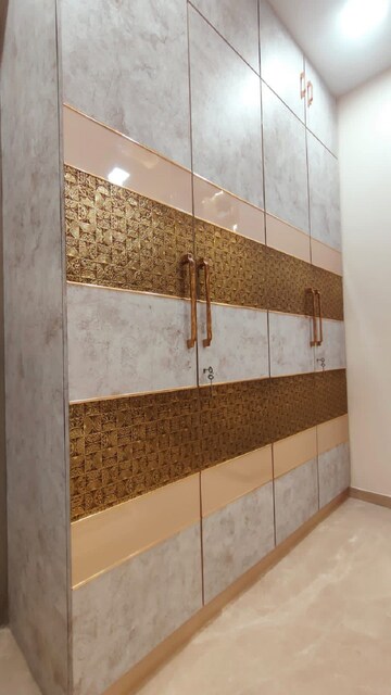 Room in 2 BHK Apartment at Khar West – for Rent