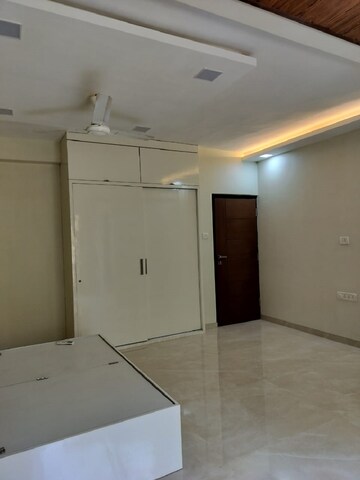 Room in 2 BHK Apartment at Bandra West – for Rent