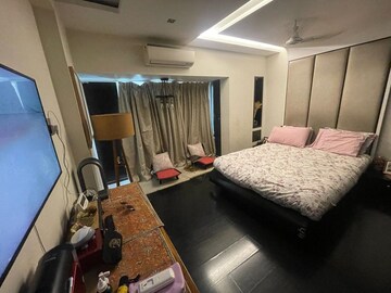 Bedroom in 3 BHK Apartment at Khar West – for Rent