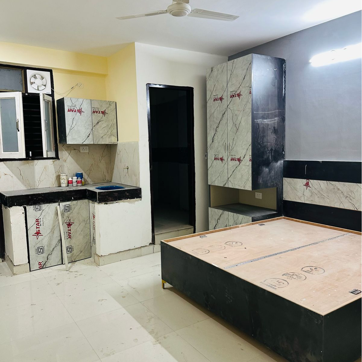 1 Rk  150 Sq.Ft. Apartment in DLF Pink Town House