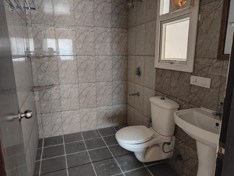 Bathroom, gyan khand ii 2 Bedroom 1020 Sq.Ft. Builder Floor In Gyan Khand ii Ghaziabad 8615202
