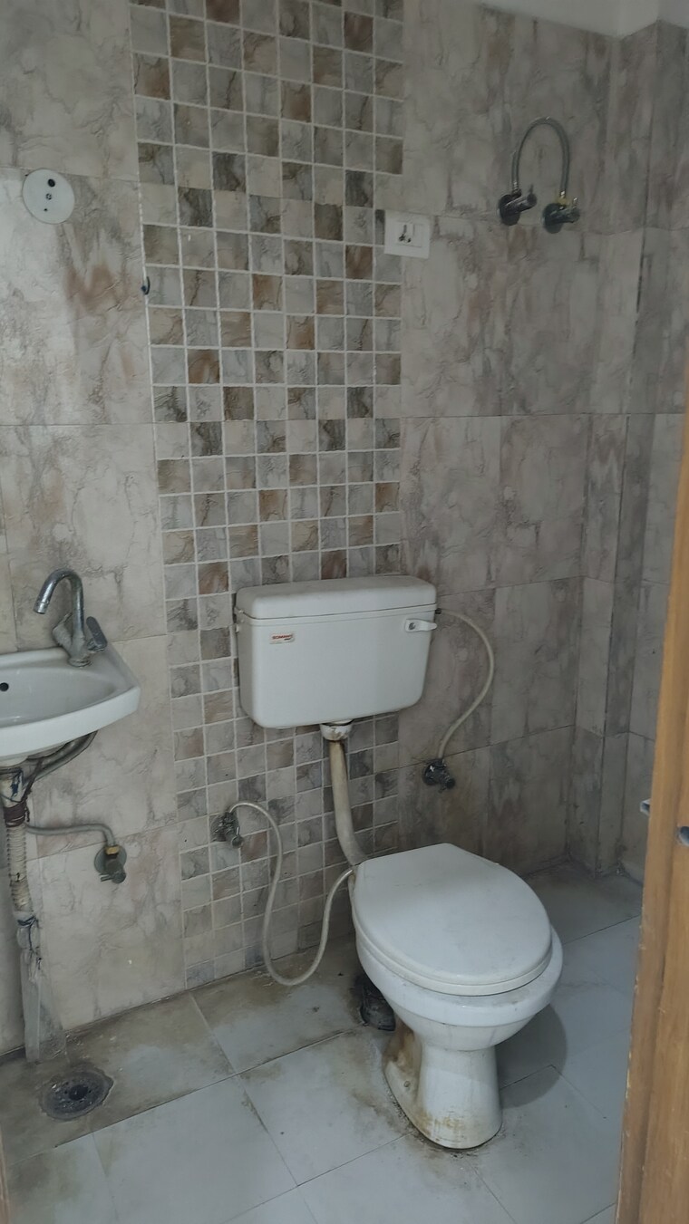 Bathroom, vasundhara sector 5 3 Bedroom 1700 Sq.Ft. Apartment In Vasundhara Sector 5 Ghaziabad 8614921