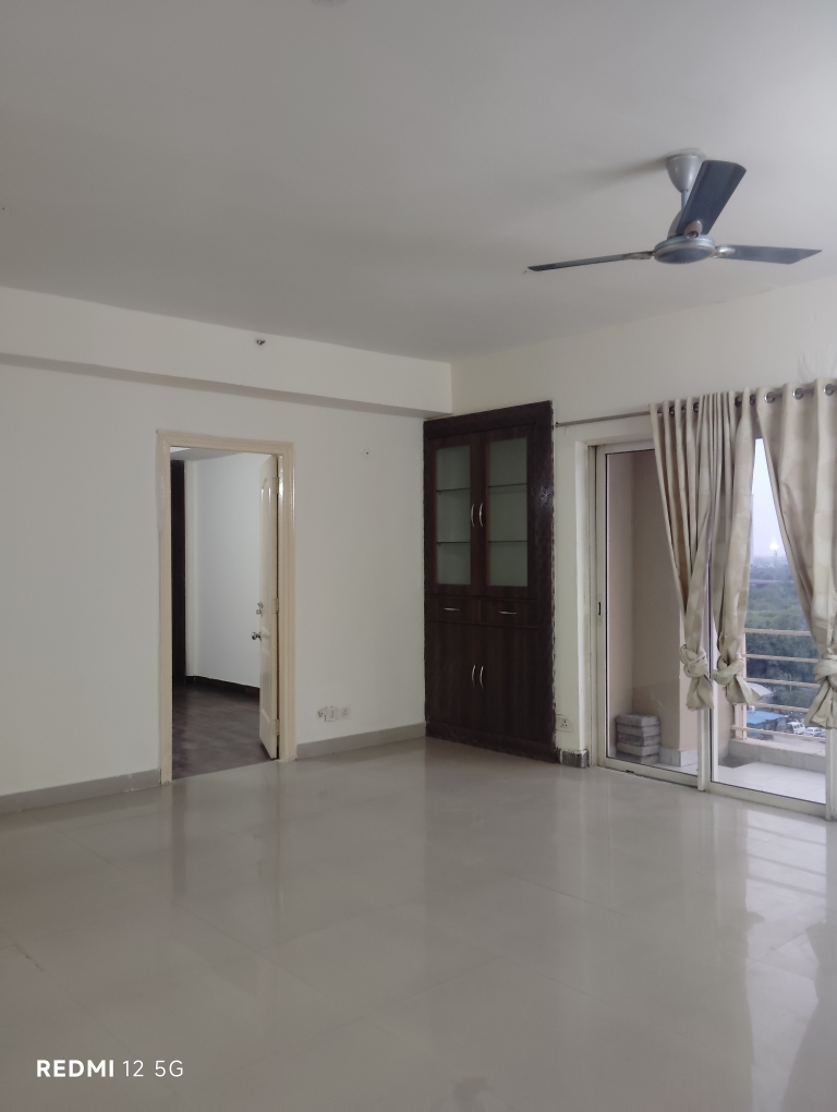 3 BHK + Servant Room Apartment For Rent in Paras Tierea