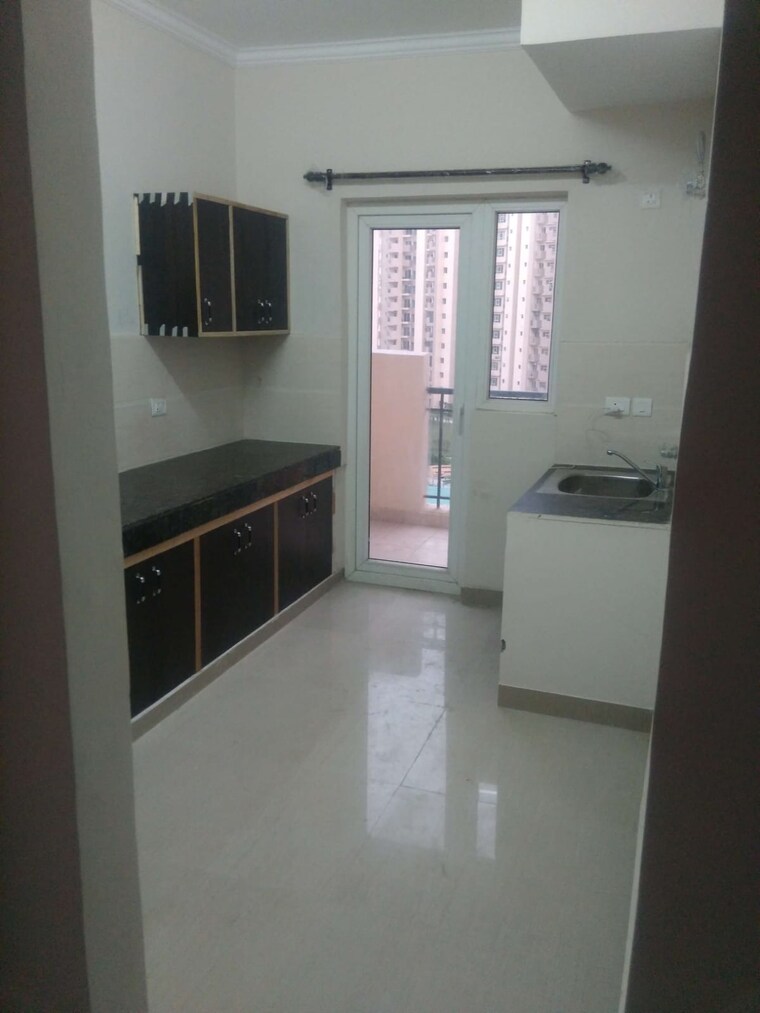 Kitchen, paras-tierea 2 Bedroom 1070 Sq.Ft. Apartment In Sector 137 Noida 8615450