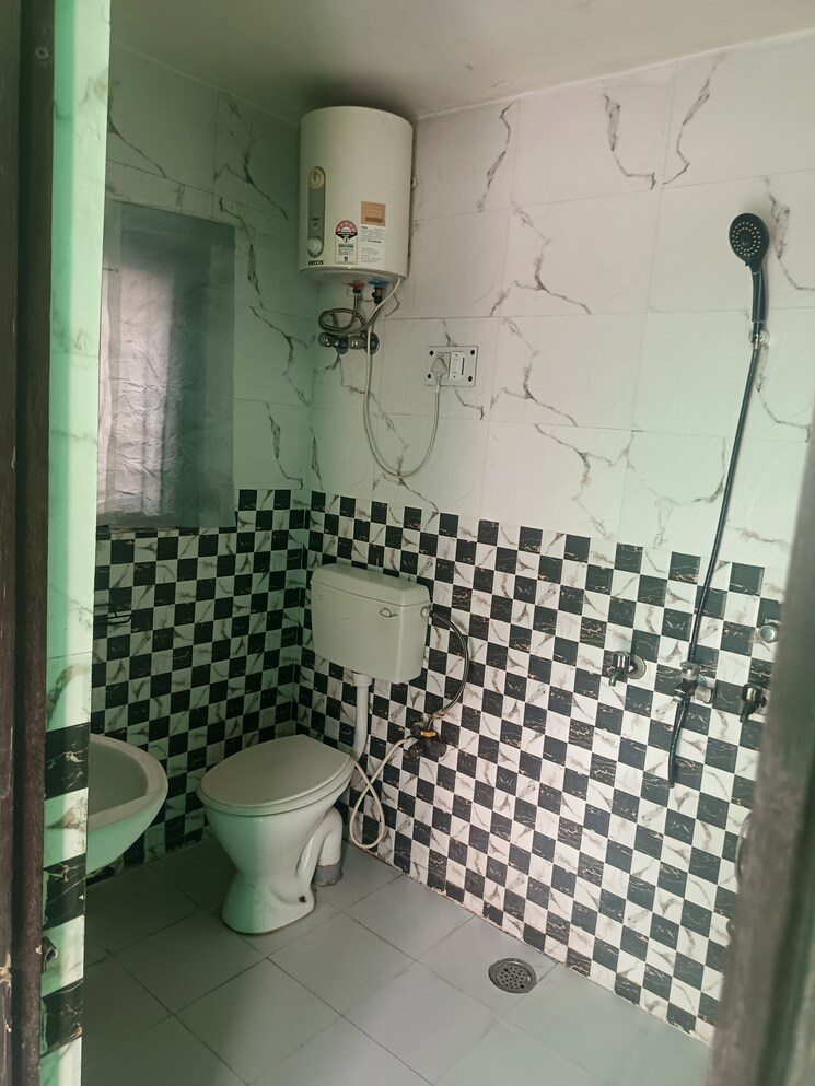 Bathroom, sector 31 2 Bedroom 120 Sq.Mt. Independent House In Sector 31 Noida 8615731