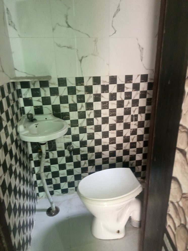 Bathroom, sector 31 2 Bedroom 120 Sq.Mt. Independent House In Sector 31 Noida 8615731