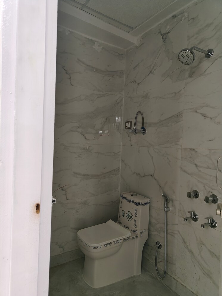 Bathroom, sarita-vihar-pocket-c-rwa 1.5 Bedroom 450 Sq.Ft. Independent House In Sarita Vihar Delhi 8615775