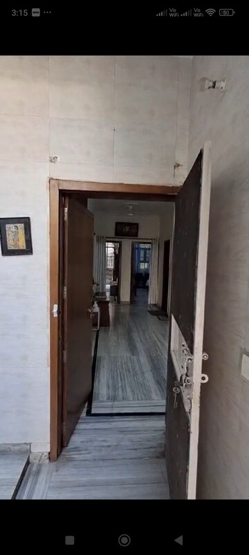 Furnished Amenities in 3 BHK Builder Floor at Green Fields Colony – for Sale