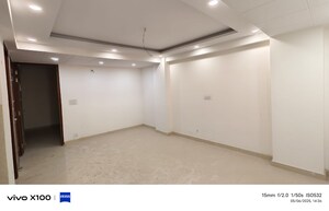 Room in 3 BHK Apartment at Shaheen Bagh – for Sale