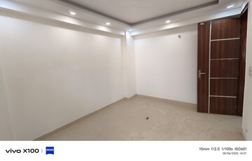 Room in 3 BHK Apartment at Shaheen Bagh – for Sale