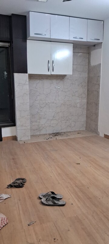 Room in 2 BHK Apartment at Sarita Vihar – for Rent