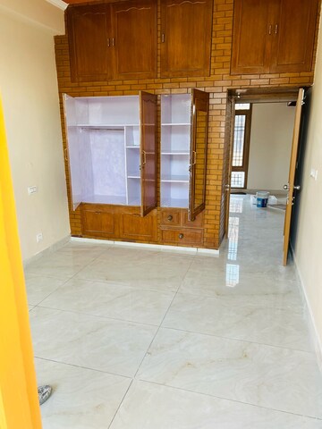Room in 3 BHK Builder Floor at Sector 48 – for Rent