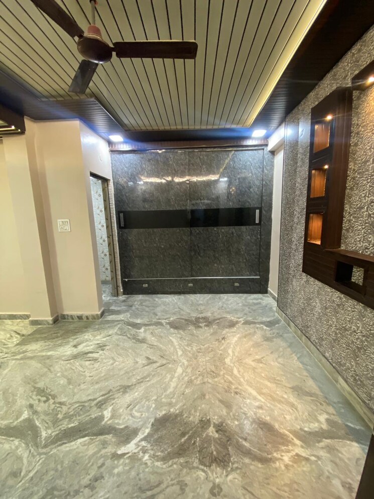  Parking, madhur-apartment 2.5 Bedroom 1000 Sq.Ft. Apartment In Paschim Vihar Delhi 8616529