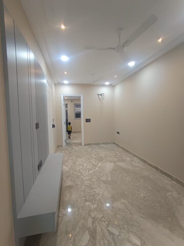 Room in 2.5 BHK Apartment at Navbharat Apartments, Paschim Vihar – for Rent