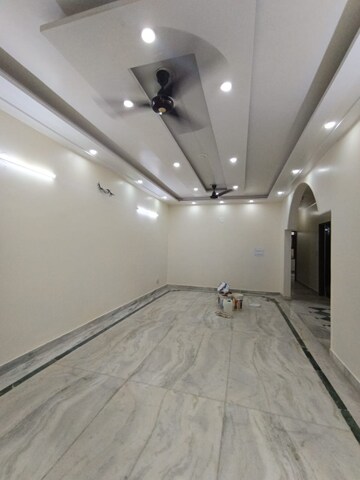 Room in 3.5 BHK Apartment at Shubh Niketan Apartments, Paschim Vihar – for Rent
