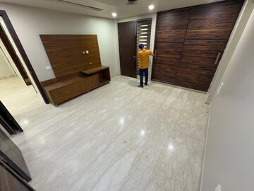Room in 3.5 BHK Apartment at Sunder Apartment, Paschim Vihar – for Rent