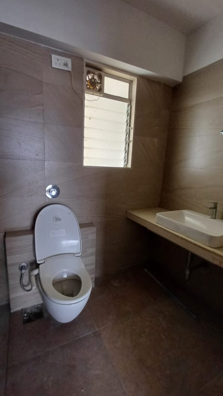 Bathroom, hubtown-greenwoods 3 Bedroom 850 Sq.Ft. Apartment In Vartak Nagar Thane 8616995