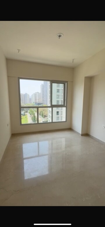 Room in 2 BHK Apartment at Piramal Vaikunth, Balkum Pada – for Rent