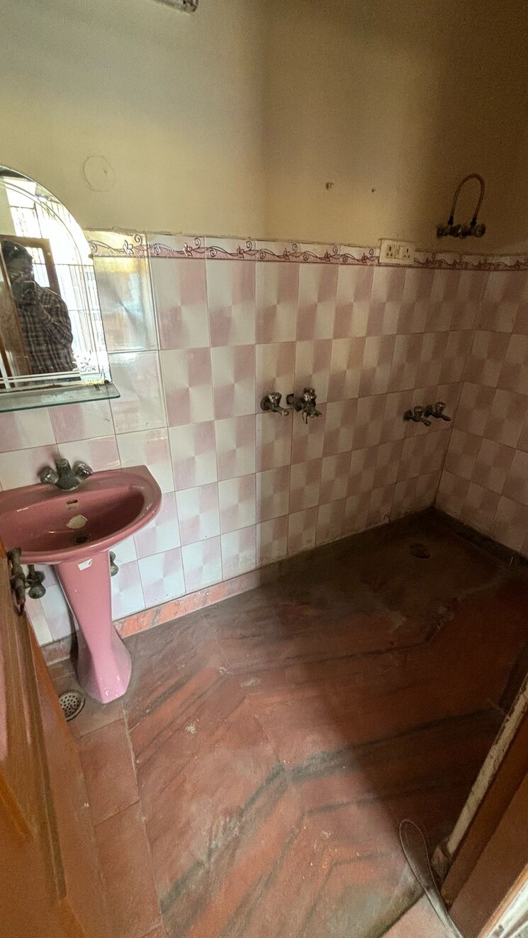 Bathroom, rwa-apartments-sector-52 2.5 Bedroom 2500 Sq.Ft. Independent House In Sector 52 Noida 8617069