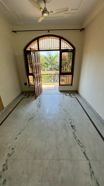 Room in 2.5 BHK Independent House at RWA Apartments Sector 52, Sector 52 – for Rent