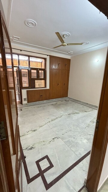 Room in 2.5 BHK Independent House at RWA Apartments Sector 52, Sector 52 – for Rent