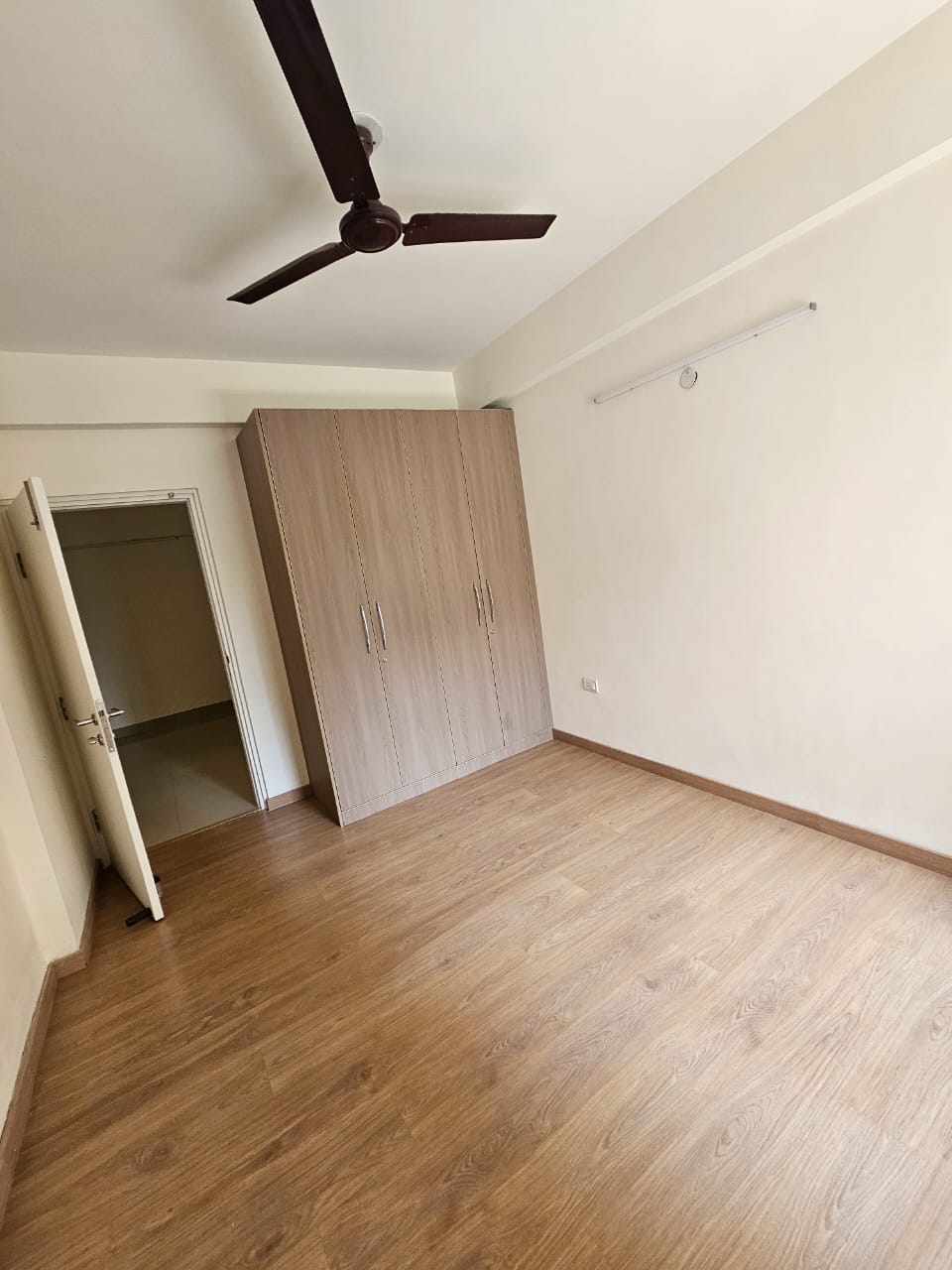 3 BHK + Servant Room Apartment For Rent in Paras Dews