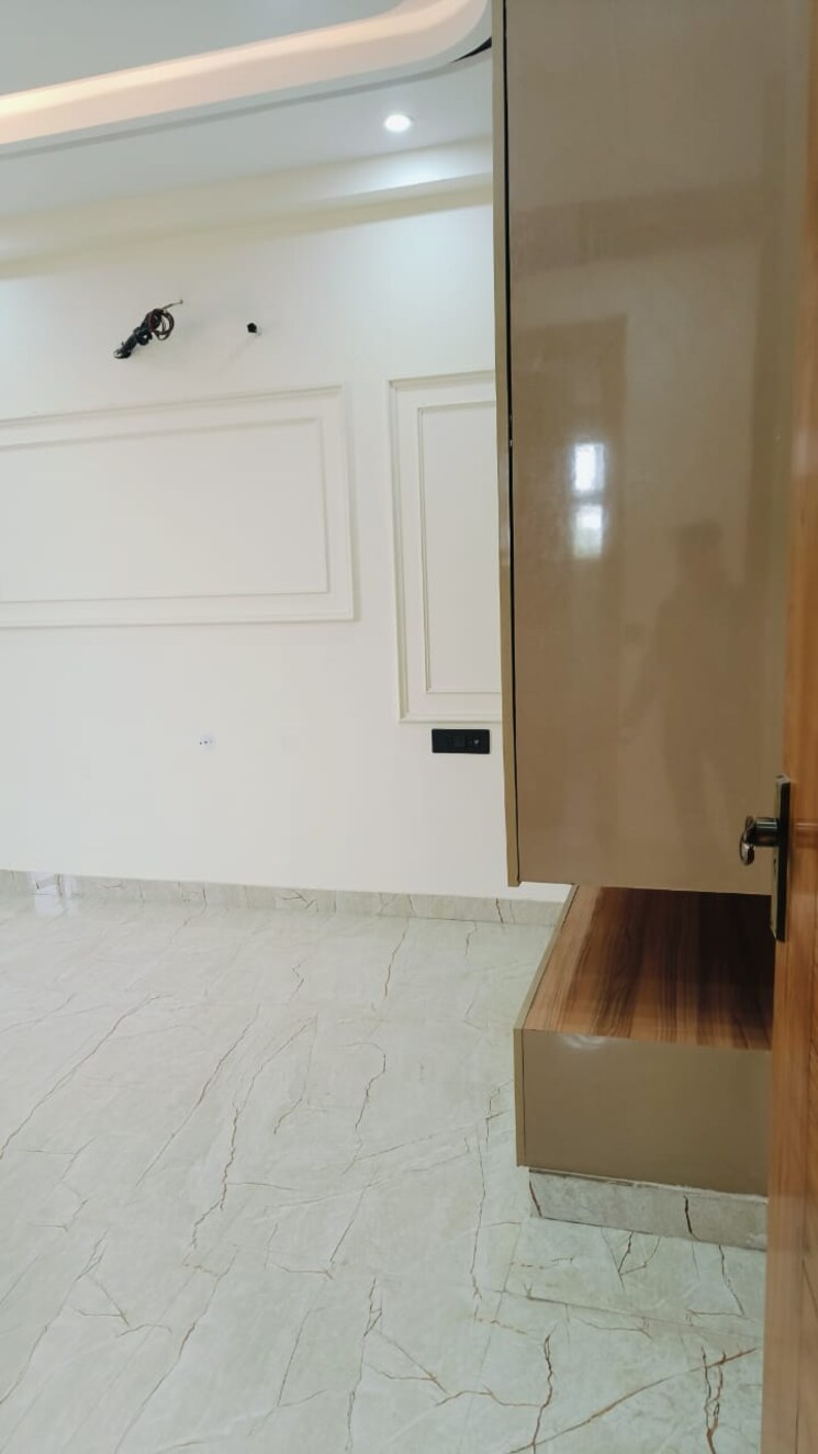 Bathroom, bptp-district 3 Bedroom 150 Sq.Yd. Builder Floor In Sector 81 Faridabad 8617144