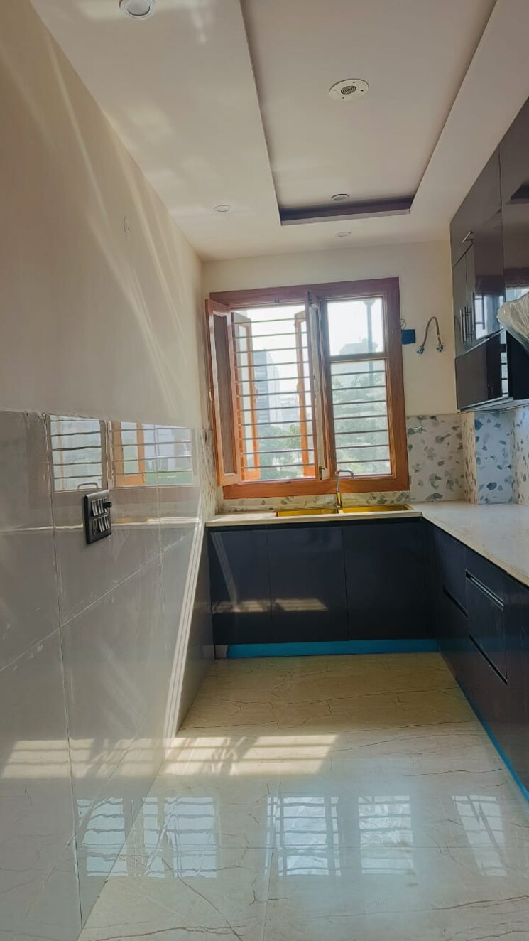 Kitchen, bptp-district 3 Bedroom 150 Sq.Yd. Builder Floor In Sector 81 Faridabad 8617144