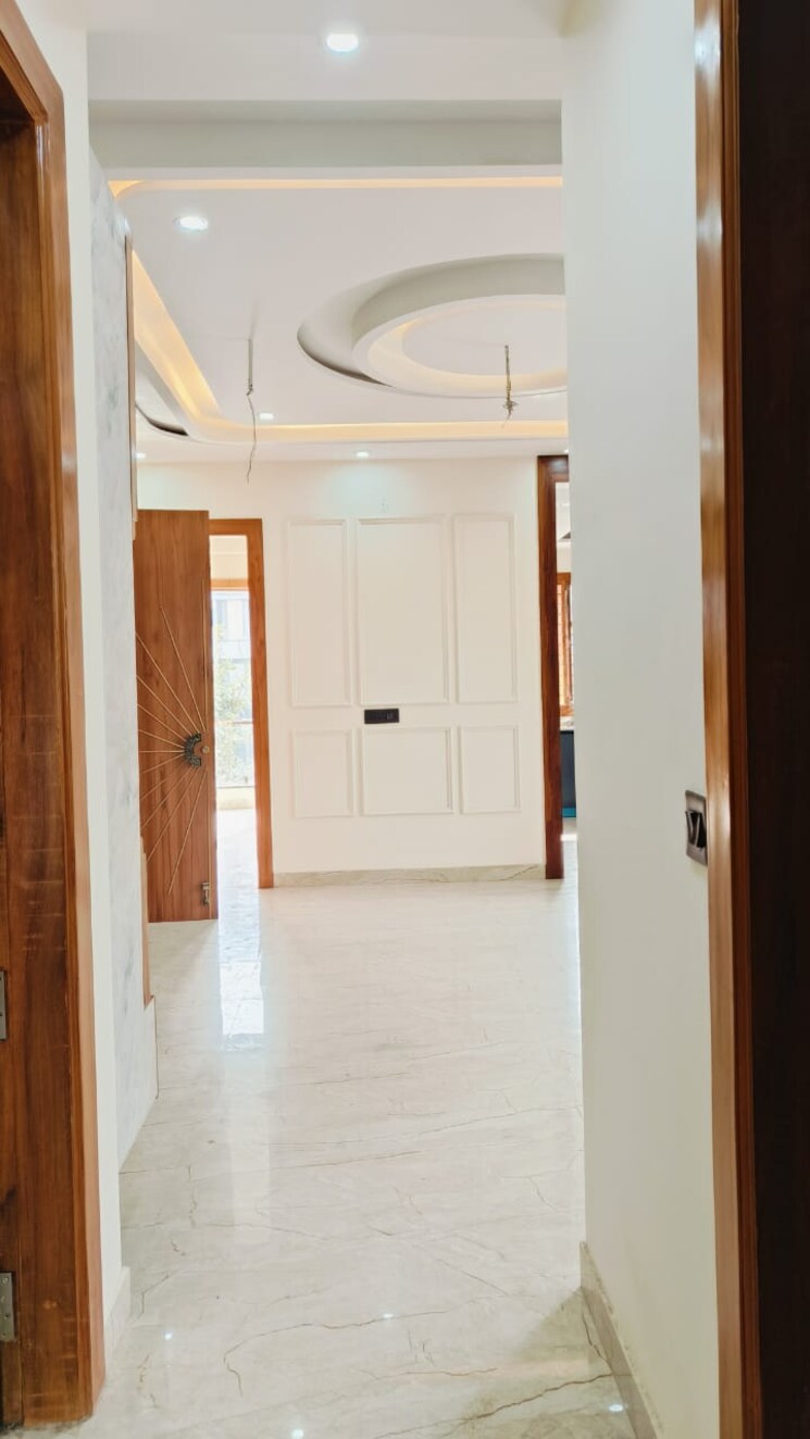 Room, bptp-district 3 Bedroom 150 Sq.Yd. Builder Floor In Sector 81 Faridabad 8617144