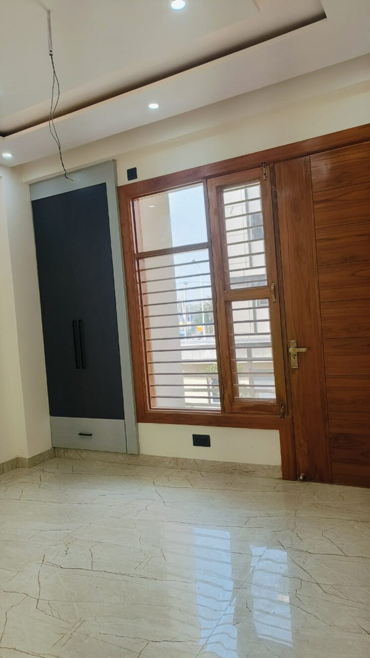 Room, bptp-district 3 Bedroom 150 Sq.Yd. Builder Floor In Sector 81 Faridabad 8617144