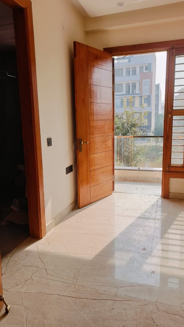 Room, bptp-district 3 Bedroom 150 Sq.Yd. Builder Floor In Sector 81 Faridabad 8617144