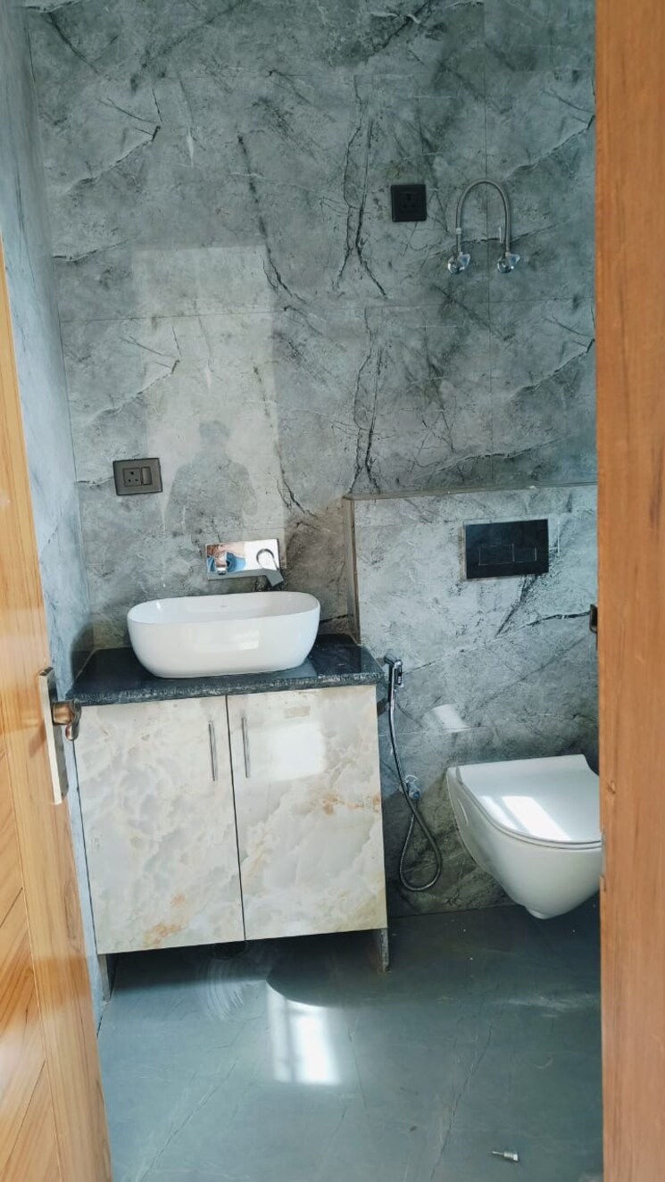 Bathroom, bptp-district 3 Bedroom 150 Sq.Yd. Builder Floor In Sector 81 Faridabad 8617144