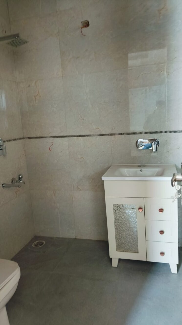 Bathroom, bptp-district 3 Bedroom 160 Sq.Yd. Builder Floor In Sector 81 Faridabad 8617194