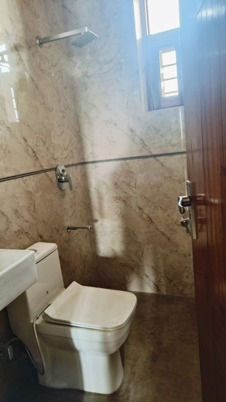 Bathroom, bptp-district 3 Bedroom 160 Sq.Yd. Builder Floor In Sector 81 Faridabad 8617194