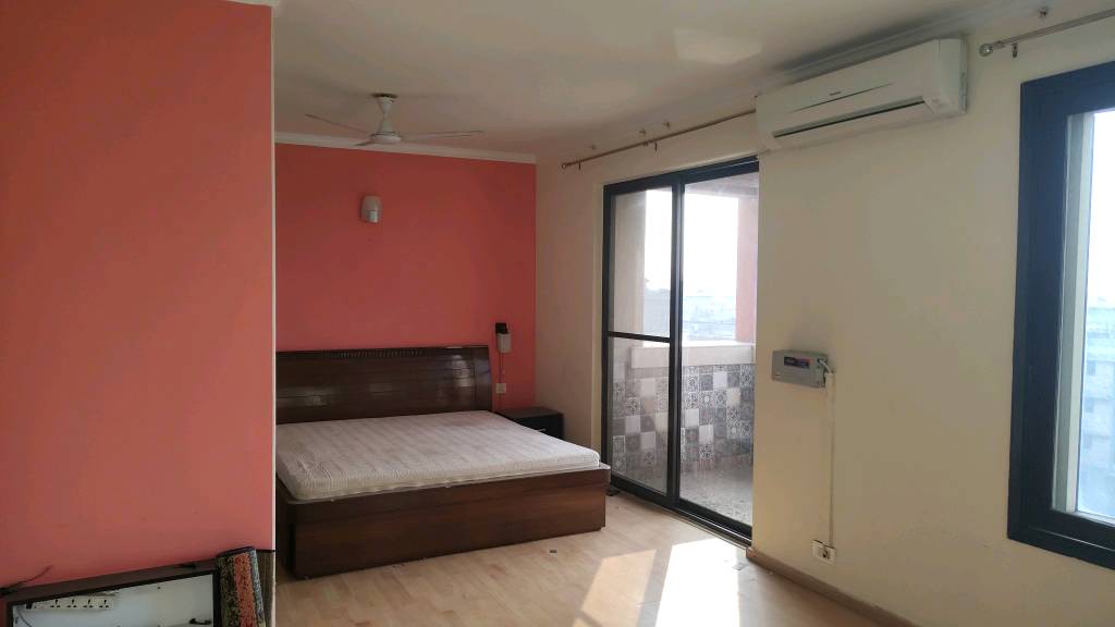 3 BHK + Pooja Room,Servant Room Apartment For Rent in Vatika City