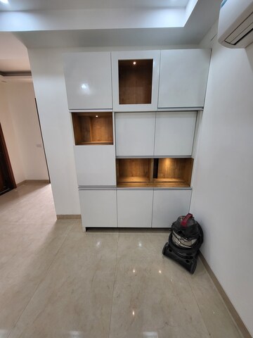 Furnished Amenities in 3 BHK Apartment at BPTP Amstoria Country Floor, Sector 102 – for Rent