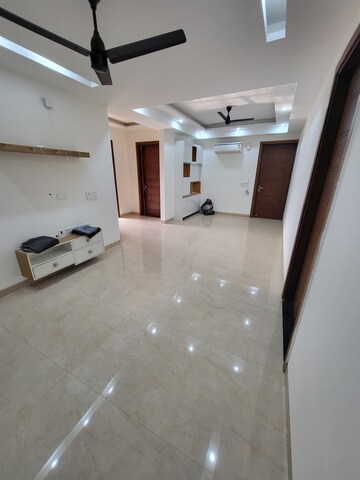 Room in 3 BHK Apartment at BPTP Amstoria Country Floor, Sector 102 – for Rent