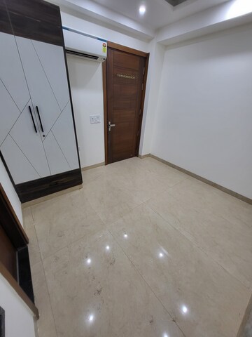 Room in 3 BHK Apartment at BPTP Amstoria Country Floor, Sector 102 – for Rent