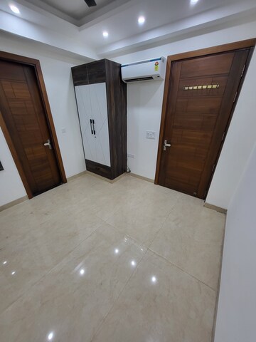 Room in 3 BHK Apartment at BPTP Amstoria Country Floor, Sector 102 – for Rent