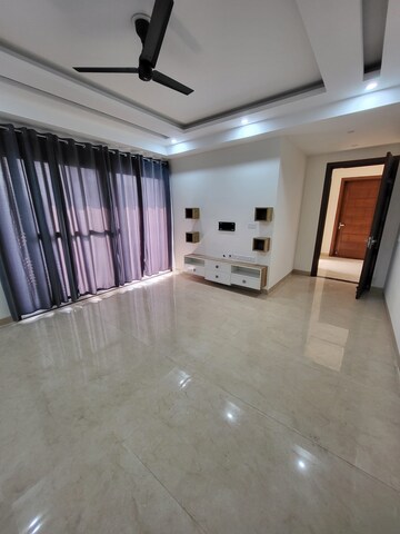 Room in 3 BHK Apartment at BPTP Amstoria Country Floor, Sector 102 – for Rent