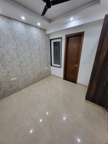 Room in 3 BHK Apartment at BPTP Amstoria Country Floor, Sector 102 – for Rent