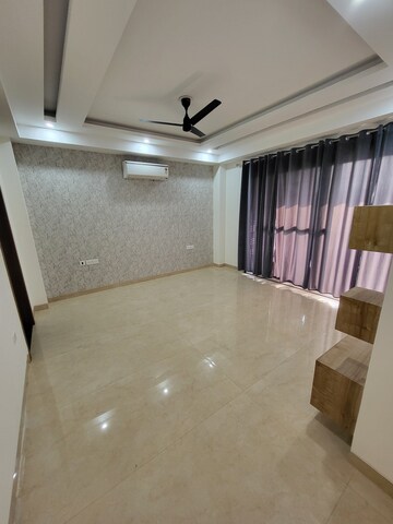 Room in 3 BHK Apartment at BPTP Amstoria Country Floor, Sector 102 – for Rent
